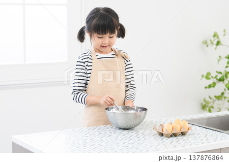 お菓子作りをする女の子 料理イメージ お菓子作りをする女の子 料理イメージ 137876864