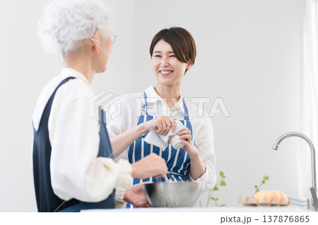 キッチンに立つ若い女性とシニア女性 料理イメージ キッチンに立つ若い女性とシニア女性 料理イメージ 137876865