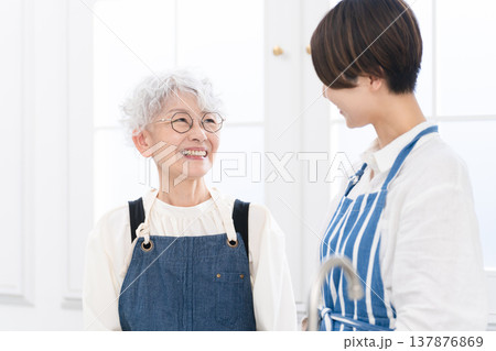 キッチンに立つ若い女性とシニア女性 料理イメージ キッチンに立つ若い女性とシニア女性 料理イメージ 137876869