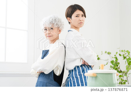 キッチンに立つ若い女性とシニア女性 料理イメージ キッチンに立つ若い女性とシニア女性 料理イメージ 137876871