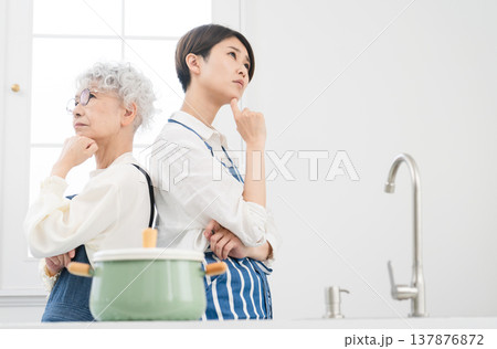 キッチンに立つ若い女性とシニア女性 料理イメージ キッチンに立つ若い女性とシニア女性 料理イメージ 137876872