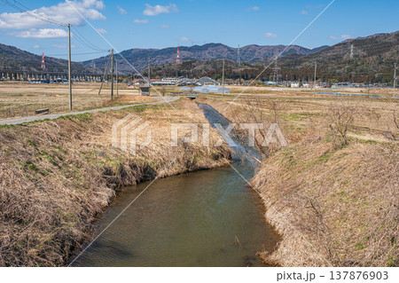 奥琵琶湖の田園地帯を流れる清流 大川 滋賀県長浜市 奥琵琶湖の田園地帯を流れる清流 大川 滋賀県長浜市 137876903