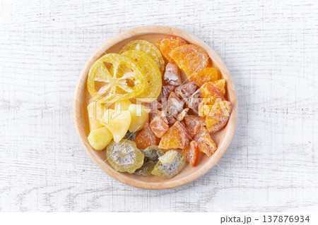白い木目背景にお皿に入ったドライフルーツの盛り合わせ 137876934