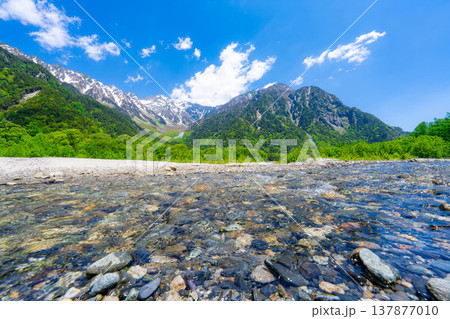 【絶景】初夏の上高地・新緑の穂高連峰と梓川【長野県】 【絶景】初夏の上高地・新緑の穂高連峰と梓川【長野県】 137877010