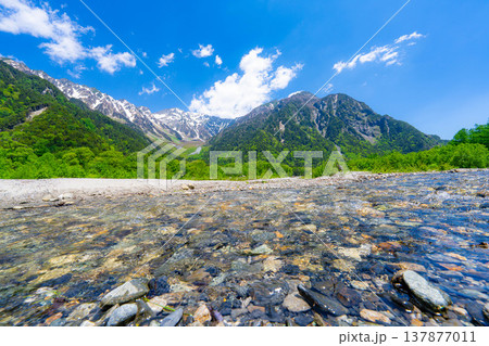 【絶景】初夏の上高地・新緑の穂高連峰と梓川【長野県】 【絶景】初夏の上高地・新緑の穂高連峰と梓川【長野県】 137877011