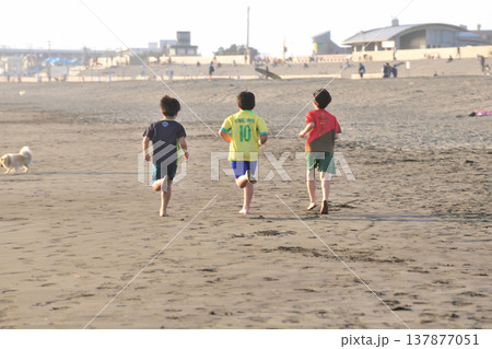 鵠沼海岸を走る三人の子供たち 鵠沼海岸を走る三人の子供たち 137877051