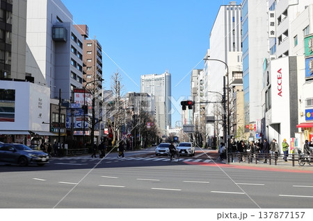 東京都市風景　神田神保町交差点 137877157