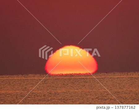 海に沈む夕日 137877162