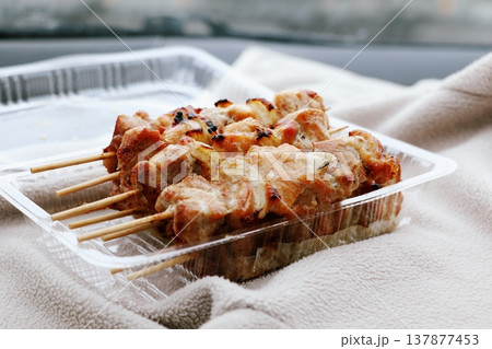 テイクアウトの焼き鳥(玉ねぎ) テイクアウトの焼き鳥(玉ねぎ) 137877453