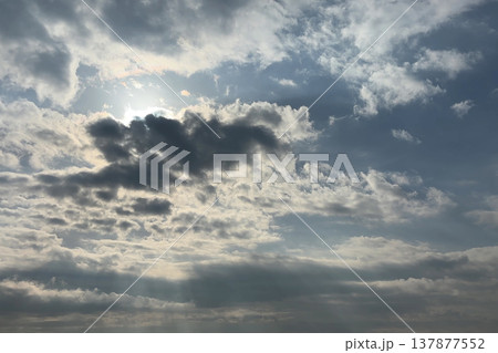 厚い雲間から太陽光が差し込むドラマチックな空の景色 厚い雲間から太陽光が差し込むドラマチックな空の景色 137877552