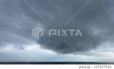 厚い雲に覆われた空の低い水平線 厚い雲に覆われた空の低い水平線 137877559