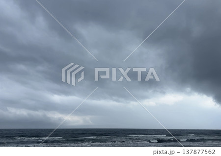 曇り空の下に広がる荒れた海と水平線 曇り空の下に広がる荒れた海と水平線 137877562