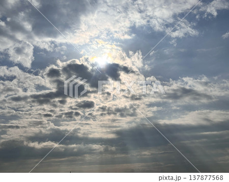 厚い雲間から太陽光が差し込むドラマチックな空の景色 厚い雲間から太陽光が差し込むドラマチックな空の景色 137877568