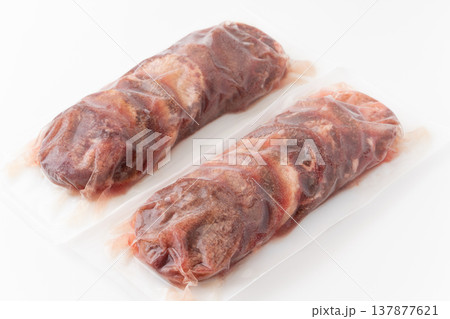 白背景にパックされた冷凍の牛タンの厚切り 137877621