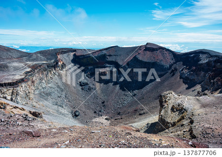 富士登山　富士山山頂火口 137877706