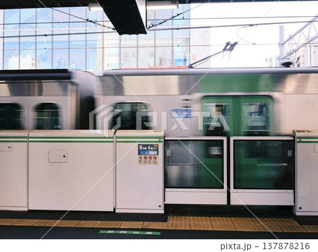駅のホーム 137878216