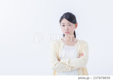腕組みして怒る若い女性 137878650