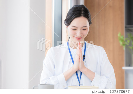 会社で手作りお弁当ご飯を食べるOLさん、いただきますかごちそうさまで手を合わせるランチイメージ 137878677