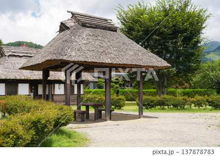忍野八海、茅葺き屋根の東屋と日本の原風景 忍野八海、茅葺き屋根の東屋と日本の原風景 137878783