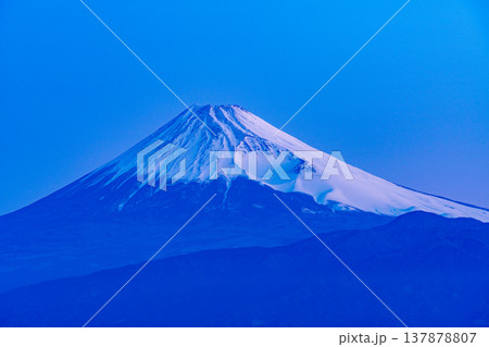 (静岡県)達磨山高原から、夜明けの富士山を望む (静岡県)達磨山高原から、夜明けの富士山を望む 137878807