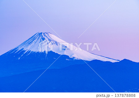 (静岡県)達磨山高原から、夜明けの富士山を望む (静岡県)達磨山高原から、夜明けの富士山を望む 137878808