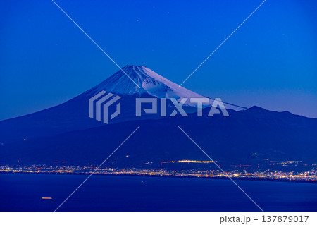 （静岡県）達磨山高原から、夜明け前の富士山を望む 137879017