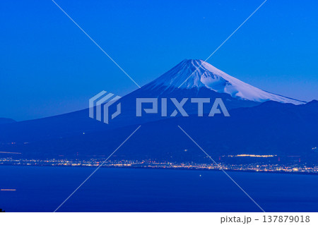 （静岡県）達磨山高原から、夜明け前の富士山を望む 137879018