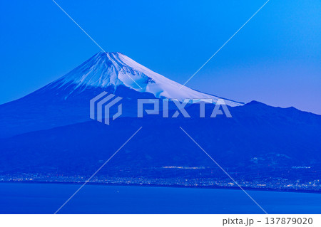 (静岡県)達磨山高原から、夜明け前の富士山を望む (静岡県)達磨山高原から、夜明け前の富士山を望む 137879020