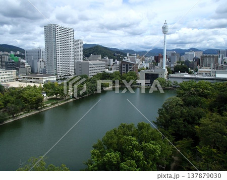 広島城の堀と街並み 137879030