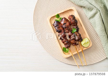 grilled chicken liver with herbs and spices 137879508