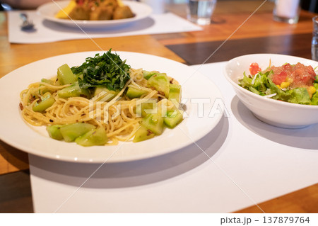 スパゲッティとサラダ・おいしいランチのイメージ 137879764