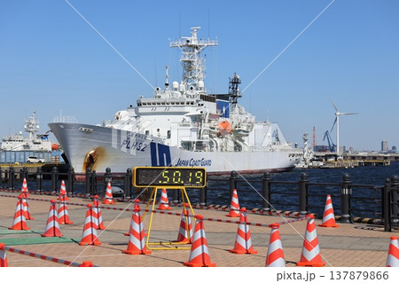 マラソン大会中の赤レンガパーク(神奈川県横浜市中区新港1丁目) マラソン大会中の赤レンガパーク(神奈川県横浜市中区新港1丁目) 137879866