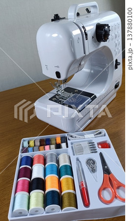 裁縫道具とミシン 裁縫道具とミシン 137880100