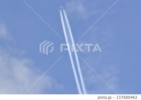飛行機雲 137880462