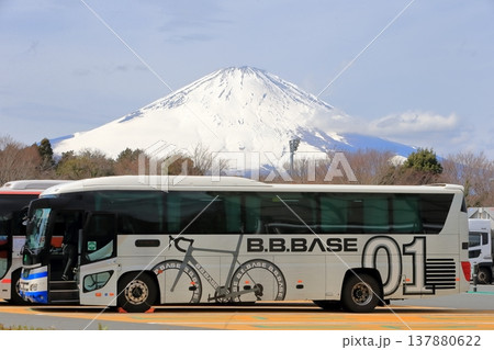 富士山と観光バス 137880622