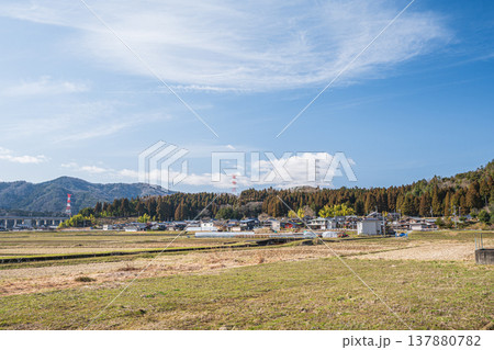 奥琵琶湖の田園風景　滋賀県長浜市西浅井町 137880782