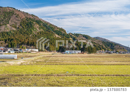 奥琵琶湖の田園風景　滋賀県長浜市西浅井町 137880783