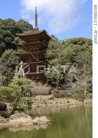 国宝の瑠璃光寺五重塔（山口県山口市） 137880786