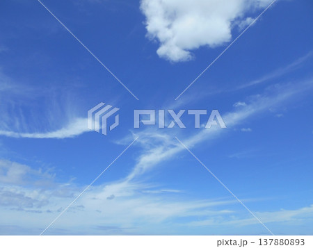 青い空を流れていく白い雲 青い空を流れていく白い雲 137880893