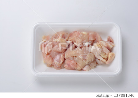鶏コマ肉 鶏コマ肉 137881346