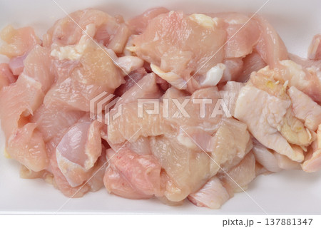 鶏コマ肉 137881347