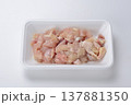 鶏コマ肉 137881350