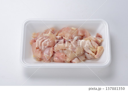鶏コマ肉 鶏コマ肉 137881350