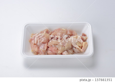 鶏コマ肉 137881351