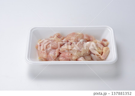 鶏コマ肉 鶏コマ肉 137881352