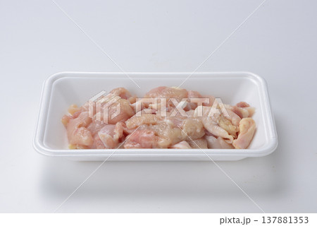 鶏コマ肉 鶏コマ肉 137881353