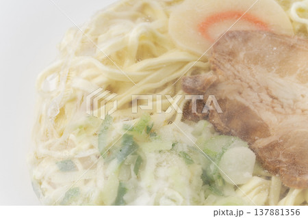 パックされた冷凍のラーメンのクローズアップ 137881356