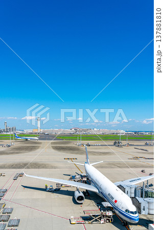 【東京都】羽田空港の第三ターミナルで整備中の飛行機 【東京都】羽田空港の第三ターミナルで整備中の飛行機 137881810