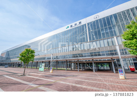 北海道旭川市　旭川の玄関口　快晴のJR旭川駅（北口） 137881823