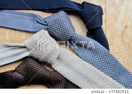 4色のシルクニットの日本製ネクタイ 137882618